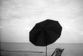 Elna Brundin tillbringade sin sista sommar vid Rullsand 1930, det här är en bild från det tillfället. Hon fick hjälpas ner till stranden för att sitta i en solstol och skyddades av ett stort parasoll mot alltför stark sol.