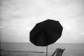 Elna Brundin tillbringade sin sista sommar vid Rullsand 1930, det här är en bild från det tillfället. Hon fick hjälpas ner till stranden för att sitta i en solstol och skyddades av ett stort parasoll mot alltför stark sol.