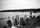 En bild från Rullsand. Längst till höger Sören Brundin som betraktar dom fyra flickorna från vänster: Lilian Holmstedt, Eva och Karin Brundin samt kusinen Lisa Kruse, född Hedman. Foto ca 1928.
