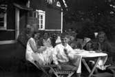 Foto från Brämen. Personerna från vänster: David Brundin, Evy som var dotter vid Berlins sjukhem, Elna, Sören längst fram, syster Elin, Karin med väninna och Eva längst till höger.