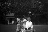 Brämen, 1928. David Brundin leker ridhäst med sina barn.