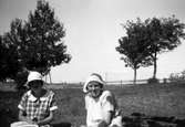Inga, som var hembiträde hos familjen Brundin, samt Elna, ca 1927 när hennes sjukdom satte in.