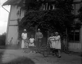 Familjen Brundin utanför Lingbovillan.