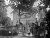Grinden till sommarvillan i Lingbo. Alla barnen är samlade med en del kusiner. Familjen hade ofta besök av Stockholmskusinerna Gunnar, Brita och Bertil Malmberg, som inte hade något lantställe.