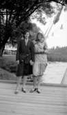 Ingrid och Karin Brundin fick åka till sina mostrar i Stockholm när Elna hade dött. Det här är från Stockholmsutställningen 1930. Ingrid var här 17 år och Karin 15 år.