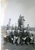 Gåva av Kenneth Larsson, son till Gösta Larsson. Fotografier från Gösta Larssons tjänstgöring i flottan. Fotografier från 1937 - 1954.
Sittande på en ubåt, Gösta Larsson sitter i mitten