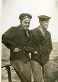 Gåva av Kenneth Larsson, son till Gösta Larsson. Fotografier från Gösta Larssons tjänstgöring i flottan. Fotografier från 1937 - 1954.
Två sjömän