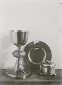 Slottskyrkans altarsilver, förvarat på annan plats. Kalk daterad 1685. De övriga delarna samtida med kalken. Mästarstämpel (Hans Olofsson Sturk). Paten i förgyllt silver. Krucifix, kalk och oblatask är oförgyllda.
