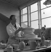 Gefle Porslinsfabrik modellören Ruben Wallström. 1946.