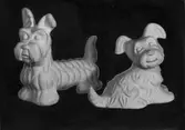 Figuriner: hundar, Terry och Pricken, av Märta Willborg, Gefle Porslinsfabrik.
