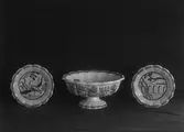 Två fat och en skål på fot från Gefle Porslinsfabrik.