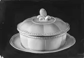 Terrin med fat från Gefle Porslinsfabrik.