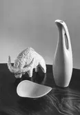 Porslinsfigur (buffel), vas, skål.
Konstnär, Lillemor Mannerheim.