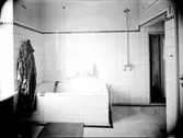Grand Central Hotell. Badrum. Den 10 juli 1929.
Byggdes 1875 - 76 och fick namnet Hotel Prins Oscar, nuvarande namnet erhölls år 1891 och gjordes om till ett moriskt kafé. 1896 uppfördes i anslutning till trädgården en musikpaviljong i barockstil. 1919 köpte Oscar Zedrén hotellet.