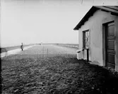 Gävle Ångväveri AB. Mannen på taket. Gefle Ångväfveri AB startades 1862 av Eric Sjöström. Företaget flyttade 1878 till Åkargatan med plats för 100 vävstolar och en ångkraftanläggning för driften. 1912 blev Hugo Müller disponent och lät uppföra en ny byggnad som stod klar 1918 och var mycket modern i utformning och konstruktion. Kvarteret byggdes ut 1927, med färgeri och 1934 med sidenväveri.
