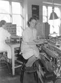 Gävlereportage  den 5 mars 1950. Thyra Nilsson packar tabletter på Ahlgrens Tekniska fabrik. Där träffade hon sin blivande man Sture Söderström.