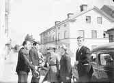 Utländska pressmän besöker Ahlgrens Tekniska Fabrik på Brynäs. Till vänster står direktör Bengt Ahlgren. Juni 1939



