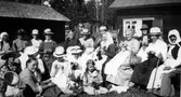Syföreningen den 5 juli 1920 vid Sundins. 1. Linnea E. Sundgren (flicka) 2 - 4. Okända 5. Hanna Englund B.    6. Augusta Englund 7. Kersti Hägglund 8. Anna Östblom 9. Maria Sundin 10 Lars Zetterlund 11 - 12. Okända     13. Anna Axlund 14 - 15. Okända