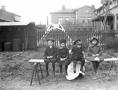 Barn på träbänk. Tidsomfånget är 1900 - 1940