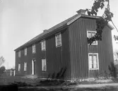 Okänd stuga med trädgård.                     Tidsomfånget är 1900 - 1940