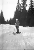Åker skidor. Tidsomfånget är 1900 - 1940