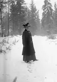 Sigrid Paues på promenad. Vintertid. Tidsomfånget är 1910 - 1920