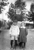I trädgården. Tidsomfånget är 1900 - 1940