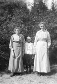 I trädgården. Tidsomfånget är 1900 - 1940