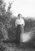 I trädgården. Tidsomfånget är 1900 - 1940