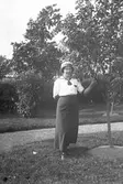 I trädgården. Tidsomfånget är 1900 - 1940
