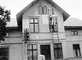 Målning av huset. Tidsomfånget är 1900 - 1940
