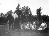 I trädgården. Tidsomfånget är 1900 - 1940