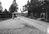 Åmot kyrka i bakgrunden. Tidsomfånget är 1900 - 1940