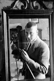 Fotograf i spegel. Tidsomfånget är 1900 - 1940
