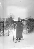 Skidåkning i trädgården. Tidsomfånget är 1900 - 1940