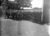 Militärer vid husknuten. Tidsomfånget är 1900 - 1940
