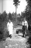 Bärhjälp. Tidsomfånget är 1900 - 1940
