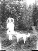 Flicka med hund.