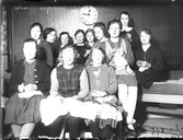 Handarbetande unga kvinnor.