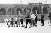 Stockholm Stadion, Bandyspelare. Längst till höger Åke Nordin, Gävle. Bilden ingår i ett fotoalbum
