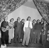 Sång och musik. Bilden ingår i ett fotoalbum.
