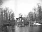 Stora Byggningen från parken vid Valsjöbäcken. Den 7 maj 1899