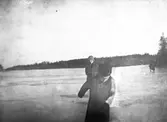 Acke och Erik på isen. December 1908.