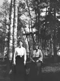 Ida och Hanna i parken. Åby. Den 10 juni 1906.