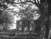 Stugorna vid Hemlingby. År 1906. F.d. gamla läroverket.