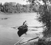 Två män i en båt. 