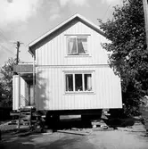Flyttning av hus på norr.
27 september 1955.