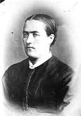 Fotograf Forsbäcks första fru. Hon dog ung. Deras dotter, född 1868, blev gift med Lars Sundin. De hade sonen John Sundin som blev känd kommunalman i Skog.