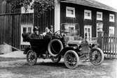 Den första bilen i Skog. Utanför Lundbacka. En engelsktillverkad Messing-Ford 12. I baksätet fru Frölund och 