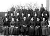 Läsbarn i Skog födda 1878 med kyrkoherde Samelius.
Nämnes i andra raden från höger, 